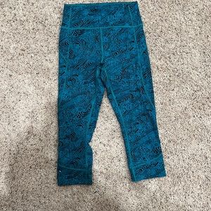 Lulu lemon Capri leggings. Not sure what size but I’m a 4 and they fit me!